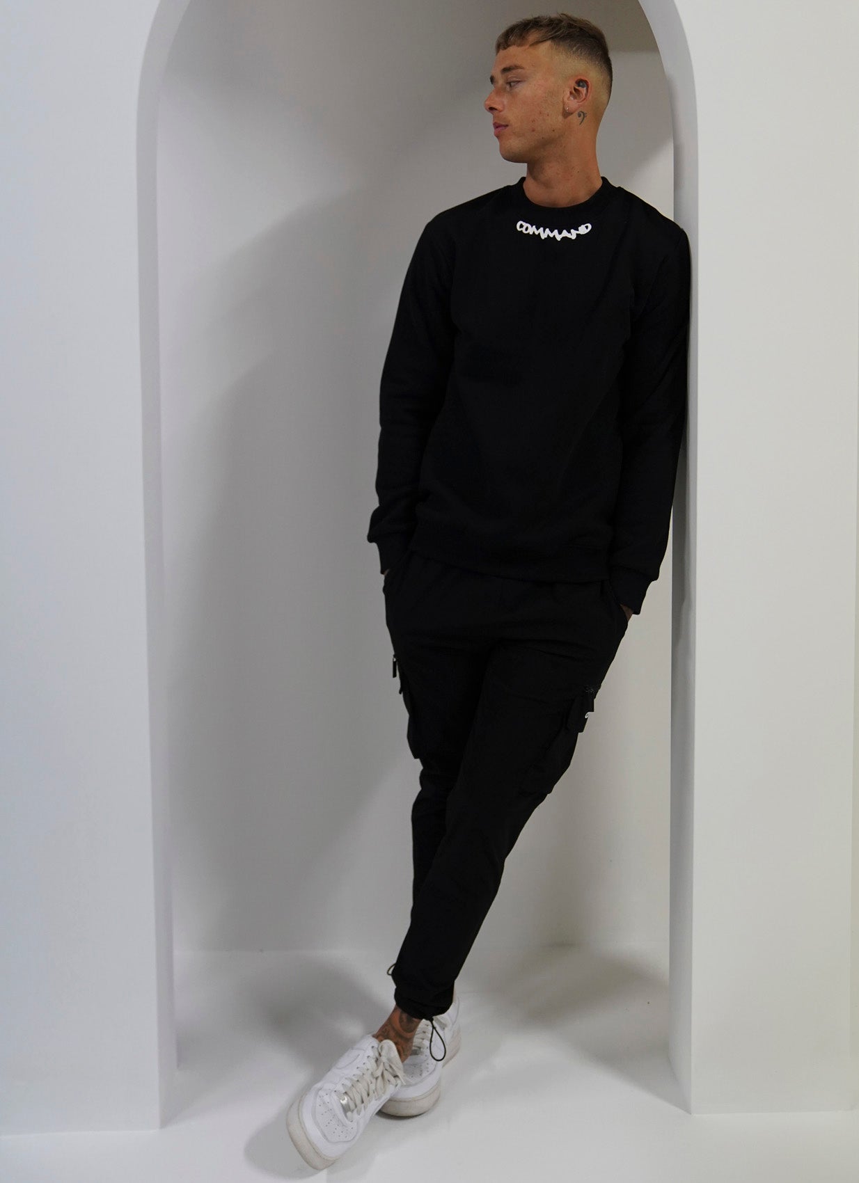 BLACK INSIGNIA CREWNECK
